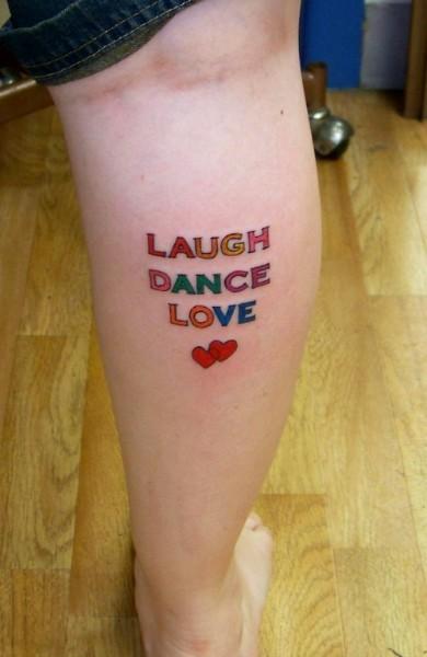 Frase di donna nella parte posteriore della gamba tatuaggi
