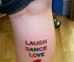 Frase di donna nella parte posteriore della gamba tatuaggi