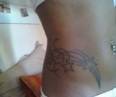 Disegno tatuato sulla parte della pancia