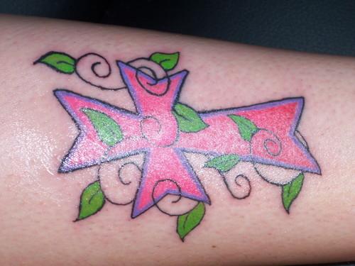 Croce colore con ornamenti di foglie tatuaggio