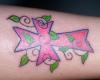 Croce colore con ornamenti di foglie tatuaggio