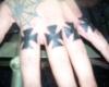 Tatuaggi spider e croci sulle nocche e dita