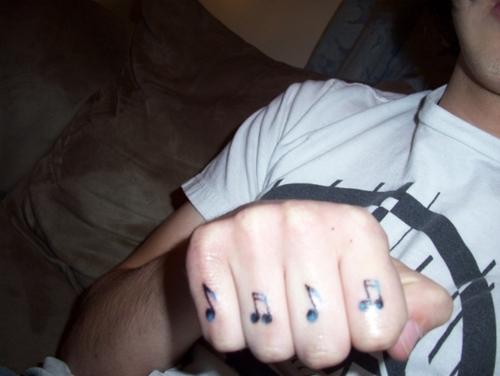 Tatuaggi note musicali sulle nocche