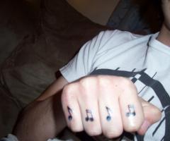 Tatuaggi note musicali sulle nocche