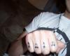 Tatuaggi note musicali sulle nocche
