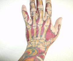 Tatuaggi scheletro disegnato e tatuato