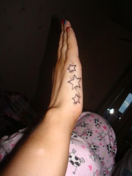 Tatuaggi un altro disegno di stelle sul lato della mano
