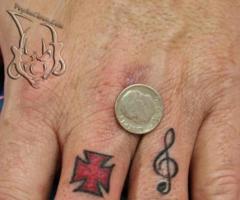 Molto piccoli tatuaggi sulle dita