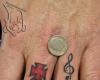 http://www.tattooset.com/images/tattoo/2013/10/03/20507-molto-piccoli-tatuaggi-sulle-dita_tiny.jpg