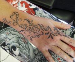 Tatuaggio che si presenta come hennè