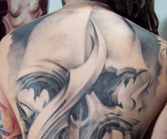 Tatuaggi biomeccanici molto grandi