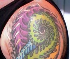 Braccio biomeccanico tatuaggio colorato