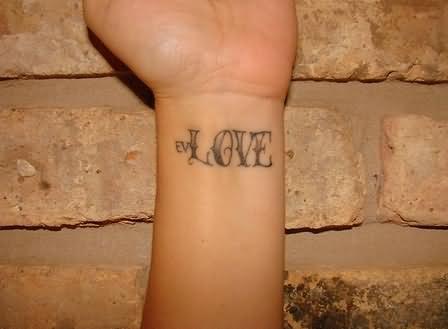 Tatouage au poignet simple avec le mot amour