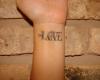 Tatouage au poignet simple avec le mot amour