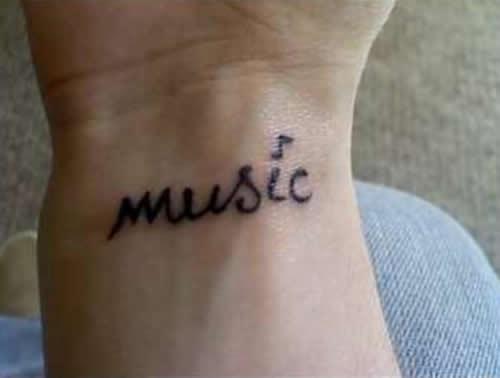 Tatouage au poignet simple avec le mot musique
