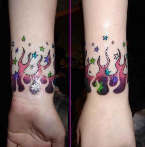 Tatouage poignet flammes colorées