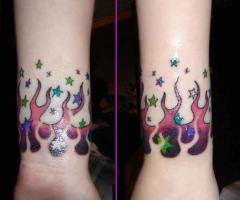 Tatouage poignet flammes colorées