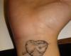 Petit tatouage sur le poignet dun coeur réparé