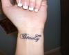 Tatouage sur le poignet avec le mot beauté