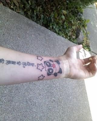 Tatouage drôle sur le poignet dun panda et des étoiles