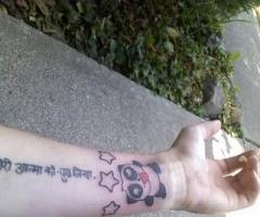 Tatouage drôle sur le poignet dun panda et des étoiles