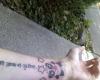 Tatouage drôle sur le poignet dun panda et des étoiles