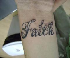Tatouage sur le poignet avec le mot foi en lettres ombrées