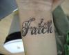 Tatouage sur le poignet avec le mot foi en lettres ombrées