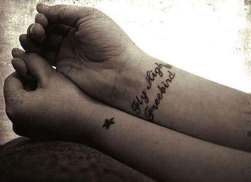 Tatouage avec message de liberté au niveau du poignet
