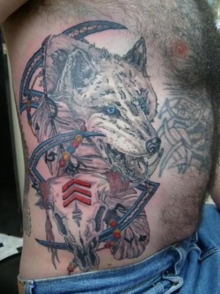Tatouage loup sur le côté avec plusieurs figures autour