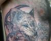 Tatouage loup sur le côté avec plusieurs figures autour