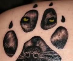 Tatouage original empreinte sur une face du Loup