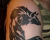 Tatouage sur le bras pour les hommes loup de grandes formes noires