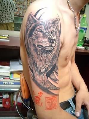 Grand tatouage sur le bras loup sur un tribal unique