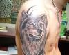 Grand tatouage sur le bras loup sur un tribal unique