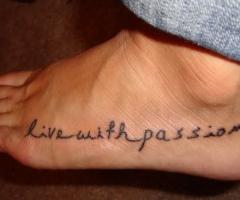 Tatouages avec des mots et des lettres