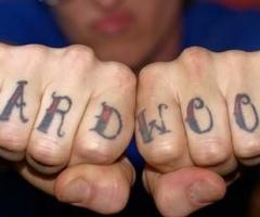 Tatouage sur les doigts par les mots hard y wood