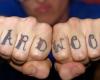 Tatouage sur les doigts par les mots hard y wood