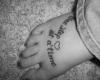 Beau tatouage avec message au pied