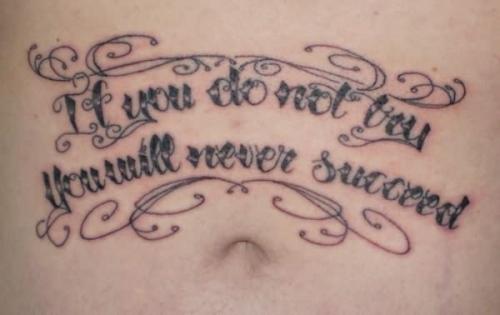 Tatouage sur le nombril avec un grand message