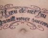 Tatouage sur le nombril avec un grand message