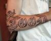 Tatouage sur le bras avec un grand mot