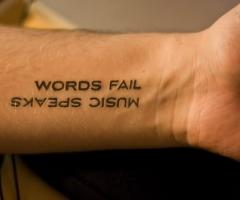 Tatouage original avec les mots de deux façons