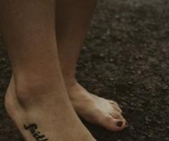 Tatouage simple avec le mot foi dans le pied