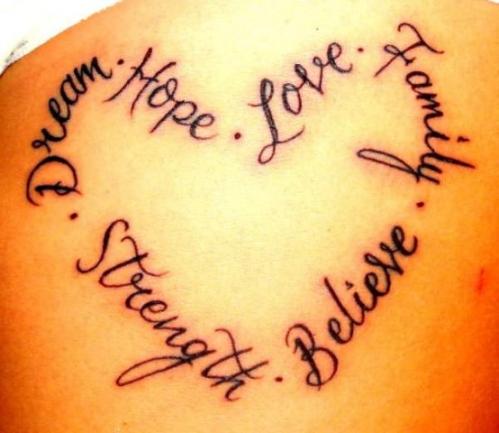 Tatouage original avec des mots formant un coeur