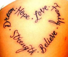 Tatouage original avec des mots formant un coeur