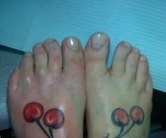 Tatouage cerise sur le pied de couleur
