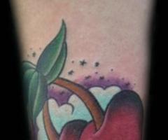 Tatouage original de cerises entre les nuages et la couleur