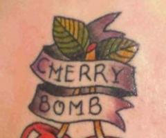 Couleur cerise tatouage avec le message