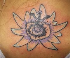 Tatuaje de flor de mburucuyá
